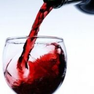 o viño bótase nun vaso