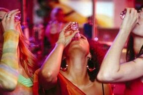 As nenas beben alcol como facelas deixar